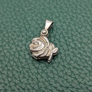 ✨ Vintage Rose Pendant ✨